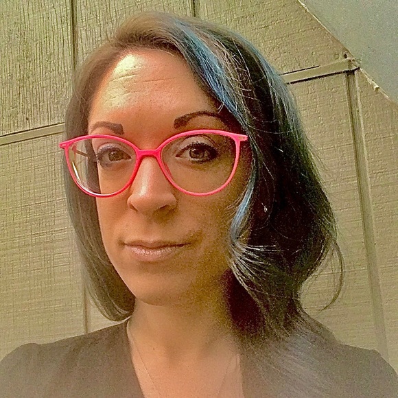 Meet your Posher, Amanda - Picture 2 of 4